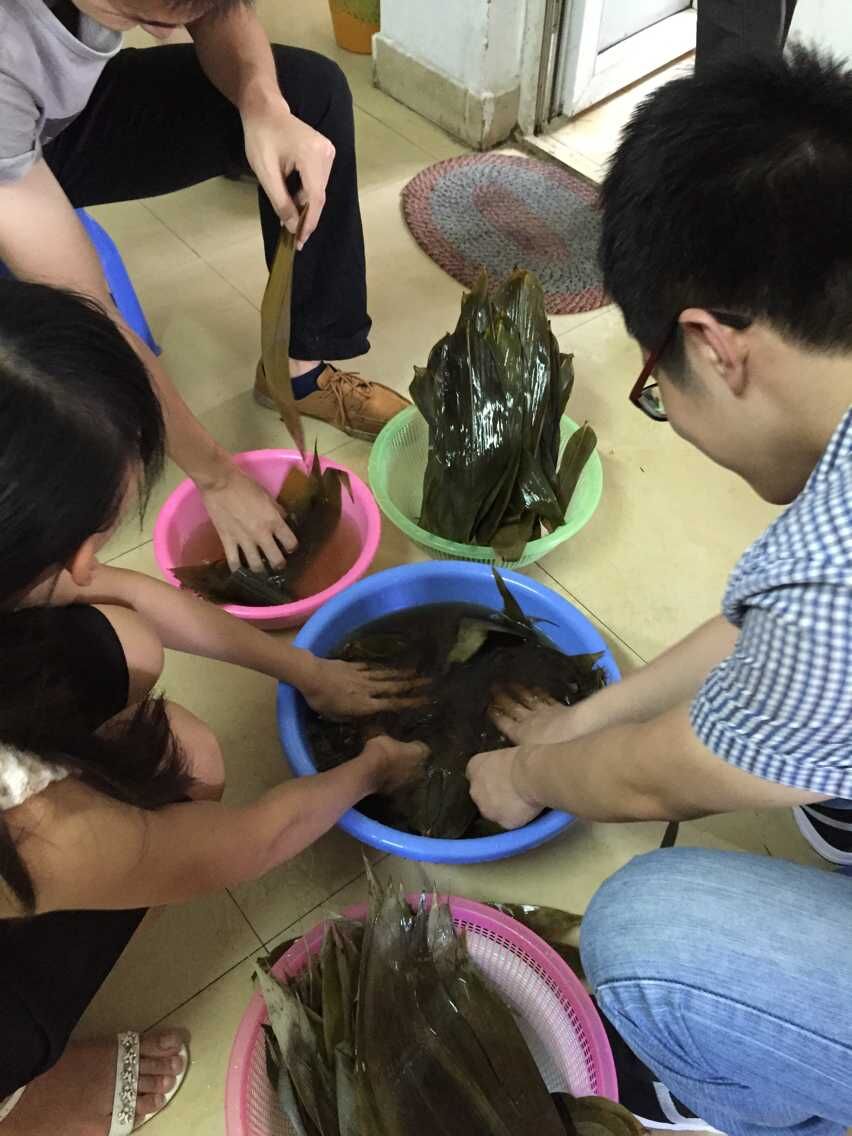 三吖幼教员工包粽子洗粽叶