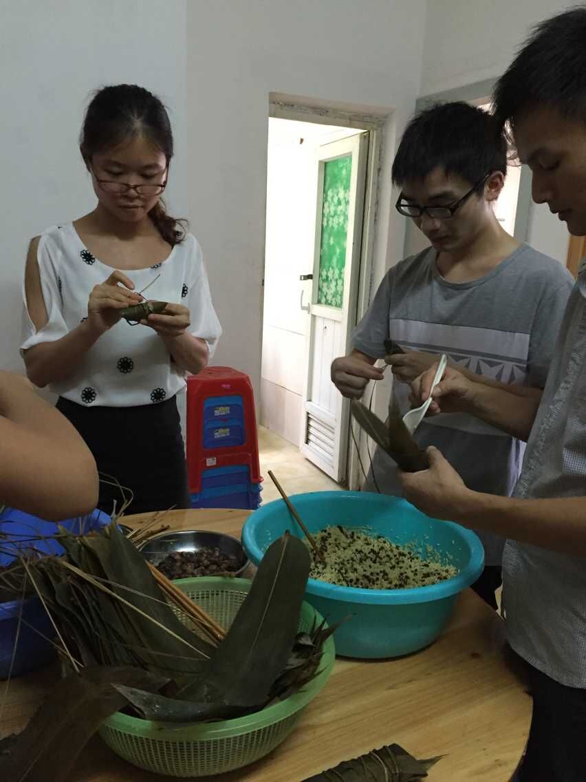 三吖幼教员工开始包粽子