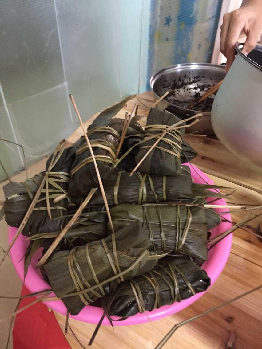 端午节员工包粽子成果，一大堆砖头粽子