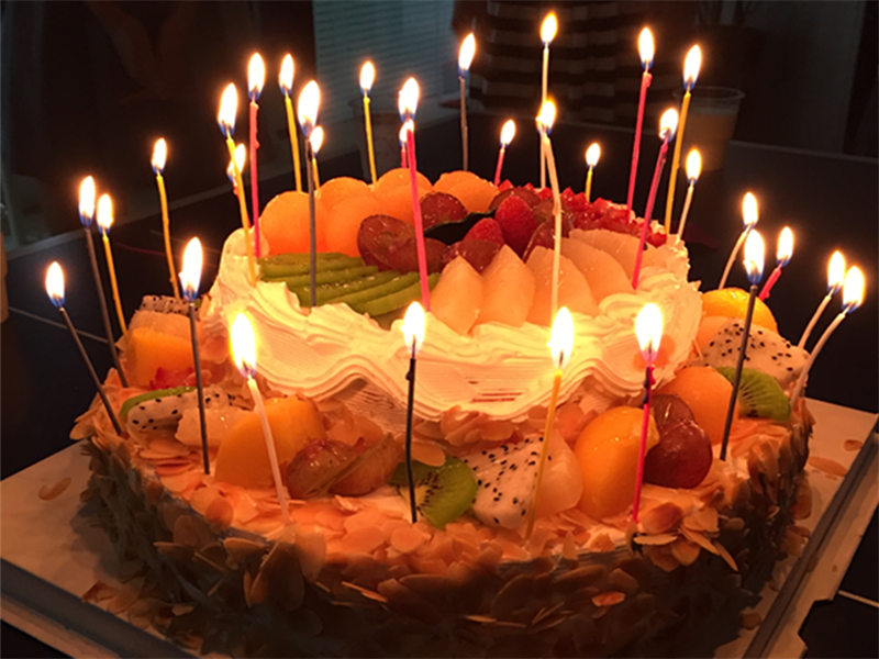 点亮生日蛋糕